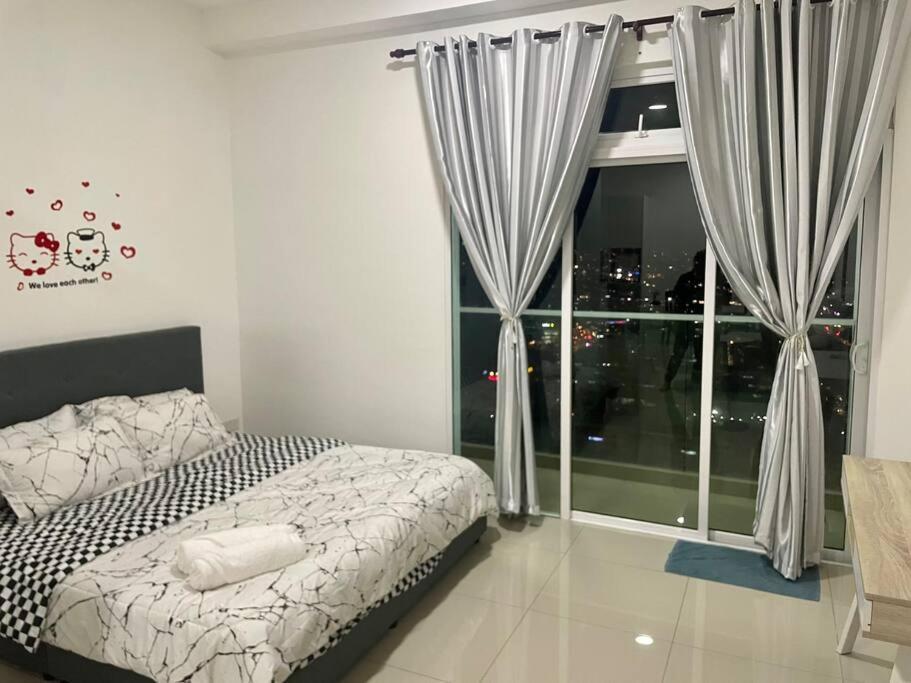 Balcony With Wifi Smart Tv @ Twin Galaxy Near Ksl/ciq
