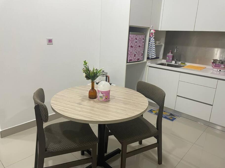 Balcony With Wifi Smart Tv @ Twin Galaxy Near Ksl/ciq *