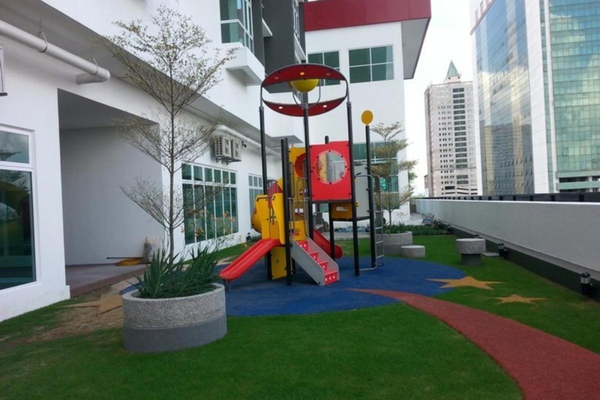 Balcony With Wifi Smart Tv @ Twin Galaxy Near Ksl/ciq Apartemen *