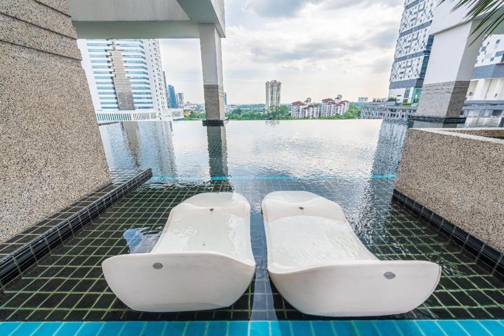 Balcony With Wifi Smart Tv @ Twin Galaxy Near Ksl/ciq Apartemen