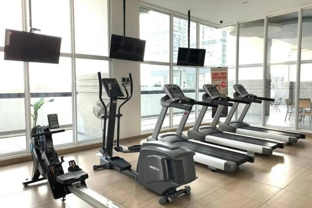 Balcony With Wifi Smart Tv @ Twin Galaxy Near Ksl/ciq Apartemen